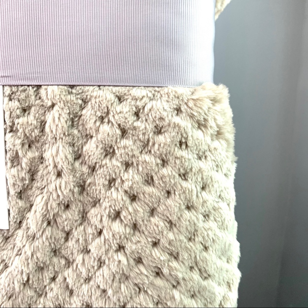 NWT luxurious plush queen large size blanket taupe - Picture 4 of 5